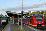 Die DB-Elektrotriebzüge 3429 023 und 1440 813-2 kommen gerade in Wuppertal-Unterbarmen an.