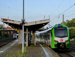 Der Elektrotriebzug 3429 008 kommt gerade in Wuppertal-Unterbarmen an.