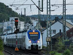 Der National Express-Elektrotriebzug 858 ist auf dem Ferngleis unterwegs.