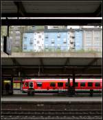 Durchblick / Ausblick - 

Hauptbahnhof Wuppertal: Hier haben mich die zwei sehr unterschiedlichen Durchblicke fasziniert, einmal zu dem rot leuchtenden Triebwagen und darüber zu den erhöht stehenden Wohnhäusern. Dazwischen die eher dunklen Bildteile mit Bahnsteig und den -dächern. 

12.04.2011 (M)