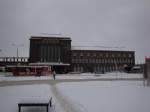 Empfangsgebude des Hauptbahnhofs Zwickau, davor die Bushaltestellen des Regionalbusverkehrs, fotografiert am 05.01.2009