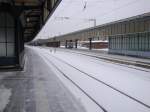 Bahnsteig mit den Gleisen 3 und 4 im Hauptbahnhof Zwickau nach den Schneefllen der letzten Nacht. Fotografiert am 05.01.2009 von Gleis 2