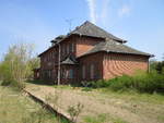 Seit 1996 fährt kein Zug mehr von Teterow nach Gnoien.Das Bahnhofsgebäude in Gnoien ist trotzdem noch erhalten.Aufnahme vom 27.April 2020.