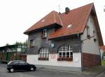 Hier sieht man das Bahnhofsgebude von Ratheim mit seinem Gterschuppen.
Man wartet frmlich darauf, das jeden Moment Menschen aus einem oder zu einem Zug eilen. Doch leider ist der Bahnhof seiner Bahnanbindung beraubt, seit dem die Strecke stillgelegt ist. Wenigstens sind die Gebude in einem ansehnlichen Zustand, was man von so mancheinem in Betrieb befindlichen Bahnhof nicht behaupten kann. Zustand:12.7.2009