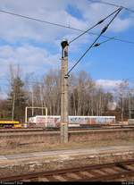 Im Bahnhof Leipzig-Thekla ist bereits einiges in die Jahre gekommen, wie dieser Laternen- und Oberleitungsmast. Beide sind behelfsmäßig aneinander gebunden. [24.3.2018 | 15:05 Uhr]