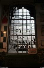 Blick auf ein Mosaikfenster mit 18 201 der Traditionsgemeinschaft Bw Halle P e.V., das es im Lokschuppen des DB Museums Halle (Saale) zu bestaunen gibt. Erst auf den zweiten Blick wurde es für mich sichtbar. Aufgrund schlechter Lichtverhältnisse leider etwas dunkel geraten. [1.4.2018 | 12:38 Uhr]