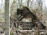 2011-03-27, S-Bahn Prellbock in Berlin, Lichterfelde Sd. Hier endete die S-Bahn Westberlin an der Mauer. Da heute die Bahn weiterfhrt, ist die Abstellgruppe nicht in Betrieb und Mutter Natur holt sich das Gebiet wieder zurck.