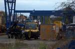 Frher wurden hier, in Leipzig Engelsdorf auch Container umgeladen, jetzte stehen die groen blauen Portalkrane still, eine Gleisbaufirma nutzt des Gelnde.
09.11.2013  09:20 Uhr