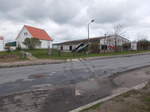 Im Asphalt von der Industriestraße in Bergen/Rügen findet man noch Gleisreste von der ehemaligen Anschlußbahn.Aufnahme vom 16.April 2017.