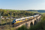 Eine Doppeleinheit 643er der NordWestBahn mit VT 643 302 am Zugende fährt als RB84/RB85 nach Paderborn über den großen Altenbekener Viadukt.