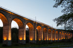 Der große Altenbekener Viadukt am Abend des 03.05.2016. Der kurze Regionalzug verwischt bei einer Langzeitbelichtung zu Lichtstreifen.