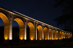 Der große Altenbekener Viadukt am späten Abend des 03.05.2016. Der Regionalzug verwischt bei einer Langzeitbelichtung zu Lichtstreifen.