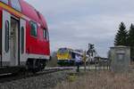 Bahnübergangsstörung (|||) - Auch aus der Gegenrichtung musste der Lokführer des RE von Lindau nach Stuttgart am Bahnübergang Schweinhausen II anhalten und aussteigen, um den