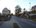 Die Strecke Angermünde-Schwedt überquert im Stadtgebiet von Angermünde diese Straße.Aufnahme vom 27.Oktober 2018.