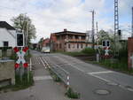 Bahnübergang in Schwerin Görries am 02.Mai 2020.Im Hintergrund das ehemalige Stellwerk Grn.