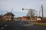 Der Bahnübergang Westlich des Bahnhofes Augustfehn am 03.02.2025