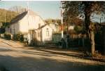 Den nicht mehr existierente Schrankenposten in Sassnitz am 24.10.1996.am Ende der Strecke Stralsund-Sassnitz.Die Schranken waren hier selten geffnet stndig waren Diese geschlossen wenn die langen Gterzge vom und zum Hafen den Bahnhof Sassnitz  blockierten 