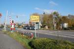 Bahnbergang in Kaarst Holzbttgen, hier kreuzen die Triebwagen der Regiobahn Kaarst/Mettmann. 8.11.2009