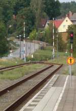 Obwohl die Strecke Neustrelitz-Mirow saniert wurde, werden wohl beide Schranken
in Wesenberg , hier der Blick auf den B am stlichen Bahnhofsende , noch manuell bedient. (?)01.09.2012  17:48 Uhr.