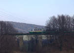Eine Blechträgerbrücke im Tal der Wesenitz, unweit vom Putzkauer Viadukt.
Ein Desiro des Unternehmens Trilex passiert gerade. 14.01.2018 13:26 Uhr.