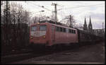 140126 kommt hier am 25.3.1993 mit einem Güterzug über die Hohenzollernbrücke in Köln und erreicht um 14.32 Uhr den Bahnhof Köln Deutz.