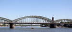 Ein Blick auf die Hohenzollernbrücke in Köln.
Aufgenommen vom Rheinufer in Köln am Rhein. 
Bei Sommerwetter am Vormittag vom 8.5.2018.