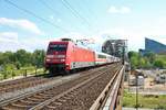 DB Fernverkehr 101 088-3 mit einen IC am 03.05.19 auf der Deutschherrenbrücke in Frankfurt am Main von einen Steg aus fotografiert