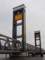 Die  Neue Bahnbrücke Kattwyk , die ausschließlich dem Eisenbahnverkehr vorbehalten ist, wird hier von einem Container-Güterzug befahren.

Auf der alten Brücke (hinter der neuen, nicht sichtbar), die jetzt nur noch der Straße vorbehalten ist, sind im Dezember 2020 schon die Oberleitungen demontiert.

Hamburg, der 28.12.2020