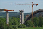 Im Mai 2009 (17.05.2009) war die gewaltige Ilmtalbrücke im Zuge der NBS Erfurt - Nürnberg noch im Bau, die darunter befindliche B88 hatte noch ihre alte Straßenführung.