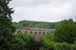 Samstag den 01.07.2023 den ganzen Tag in Altenbeken. Vom Freitag den 30. Juni bis am Sonntag den 02. Juli 2023 feiert die Gemeinde Altenbeken das Eisenbahnfest  Vivat Viadukt®“ (Altenbekener Viaduktfest). Im Dorf, im Bahnhof und um das Dorf herum ist was los. Den Aufenthalt zwischen 15:55 Uhr und 16:15 Uhr auf dem Friedhof in Altenbeken für Aufnahmen vom Altenbekener Viadukt habe ich nicht als eine pietätlose Handlung empfunden. Im Gegenteil ich habe mich zurückhaltend und ruhig verhalten, während die Züge doch einen gewissen  Lärm“ verursachen. Hatte dabei auch etwas Zeit um in mich zu kehren. Wenig Licht und Regen waren für das Bild eine kleinere Herausforderung. Koordinaten GMS (Grad, Minuten, Sekunden): N 51° 45’ 43.9’’ O 8° 55’ 35.1’’