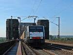 MRCE Dispolok ES 64 F4-110 (E 189 110), vermietet an ERS Railways, mit KLV-Zug in Richtung Köln.