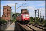 Mit einer Schwesterlok am Haken verläßt hier am 28.6.2024 die DB 185005-6 die Mainzer Südbrücke in Richtung Hauptbahnhof.