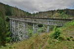 Die Ziemestalbrücke ist das höchste und beeidruckenste Bauwerk der Thüringer Oberlandbahn zwischen Triptis und Unterlemnitz. 1893 bis 1895 erbaut hat sie eine Länge von 115 Metern und eine Höhe von 32 Metern sowie einen Bogenradius von 193 Metern. Besonders auffällig ist hierbei das man nicht wie sonst oft üblich Stein sondern Stahl als Baustoff genommen hat. Dies war unterem anderem auf die hohen Transportkosten in Ziemestal zurück zu fähren weshalb man sich für den modernsten Baustoff zu damaliger Zeit entschied und zwar Stahl. Der Personenverkehr wurde am 24. Mai 1998 eingestellt und der Güterverkehr wenige Monate später Ende 1998. Seit dem 1.1.2005 ist die Strecke offiziell stillgelegt. Seit vielen Jahren rollen nun nur noch Draisinen über die denkmalgeschützte Ziemestalbrücke.

Remptendorf 01.08.2023