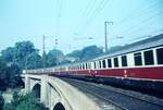 Eisenbahn in/um Stuttgart__TEE moit E 03 nach S-Hbf auf der Rosensteinbrücke über den Neckar. Im Hintergrund Schloß Rosenstein.__06-1971