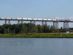 Ein Containerzug hat aus Richtung Flensburg kommend die Hochbrcke ber den Nord-Ostsee-Kanal passiert.