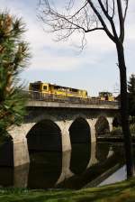 Mitten in einem Teich stehen 2 Pfeiler der Brücke in Grobau, an der Strecke zw. Plauen und Hof, welche soeben von Baumaschinen (CSM+SSP) der Fa. eurogleis GmbH überquert wird. (27.04.2009)