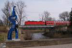 Eine 143 vor RB 16924 Richtung Groheringen,beim berqueren der Ilmbrcke an der Mndung in die Saale,nhe Groheringen,15.02.2011