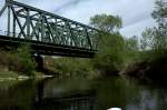 Die alte, aber mit einem neuen Anstrich versehene Blechtrgerbrcke von Groherigen der Saaletalbahn prsentiert sich dem Fotografen am 29.04.12 gegen 10:43 Uhr,   paddeln, steuern, fotografieren und 