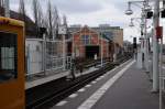 Oberirdische U-Bahn-Endhaltestelle Warschauer Strae  (Linie 1 & 15) mit Blick in Richtung Sden zur Oberbaumbrcke, Aufgenommen am 02.04.2012.