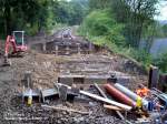 Herrichten der Stahlwiderlager fr die Unterkonstruktion einer Behelfsbrcke in Windhagen. 10/2006.