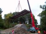 Abladen der 38 t schweren Behelfsbrcke in Windhagen 10/2006.