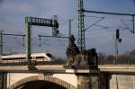 Das 19. Jahrhundert trifft das 21. Jahrhundert, ein ICE  III passiert gerade eine alte Sandsteinbrückenfigur, aufgenommen von der Marienbrücke in Dresden, welche früher als Eisenbahn - und Straßenbrücke fungierte, unweit Bahnhof Dresden Neudtadt am 18.01.14 um 10:22 Uhr. 