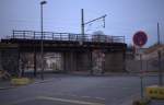 Blick auf die der Demontage  harrende Blechträgerbrücke in Dresden Pieschen, Östliche Gleise , Rehefelder Straße. 21.02.2014 07:19 Uhr