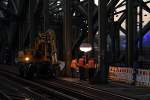  Brückenbild mit Stehlampe  oder  Produktionsberatung ! ;-) Am Abend des 13.03.2014 sind die Bauarbeiter auf der Hohenzollernbrücke in Köln gerade mit einer Besprechung, im Rahmen der