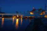 Abgerissene Lichtstreifen des ICs nach Stralsund auf der Anklamer Peene-Klappbrücke. Da die Lok am Schluss des Zuges  
war, ist nur das rote Band des Zugschlusses durchgehend zusehen. Im Vordergrund das technische Denkmal der ehemaligen Rollklappbrücke. - 17.01.2015