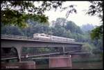 140482 überquert mit dem Nahverkehrszug nach Eberbach am 24.5.1990 um 16.35 Uhr die Neckarbrücke bei Neckargemünd.