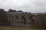 RE 6 aus Leipzig, geführt von 233 144 der MRB , auf der Fahrt nach Chmenitz, überquert das bekannte Viadukt über den Bahrebach bei Chemnitz Borna.