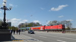 Hamburg am 1.5.2016: ein DB-Regio auf der Lombardsbrücke Richtung Hauptbahnhof, mir fiel die Farbgebung der Waggons auf, so habe ich in letzter Zeit bereits mehrere Züge gesehen /