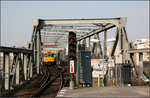 Stahlfachwerkbrücke -    Blick von der oberen Ebene (U1) der Station Gleisdreick nach Westen auf das stählerne Brückenbauwerk, das das Gelände des früheren Gleisvorfeldes des