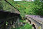 Blick auf 2 verschiedene Brücken Konstruktionen. Links ist die Ahrtalbahn während rechts auf dem ehemaligen Gleis ein Radweg führt. 

Mayschoss 03.09.2016